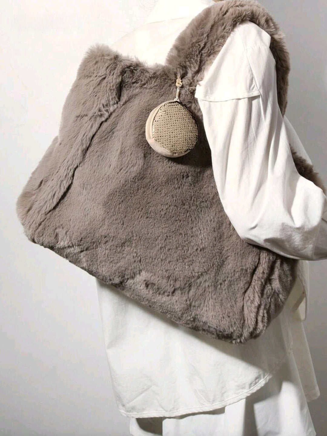 2 Pcs Fluffy Bag Plush Tote Bag for Women Autumn Winter Furry Handbags Solid Color Chic Fuzzy Shopping Soft Fashion Ladies Shoulder Bag(Khaki ,L)